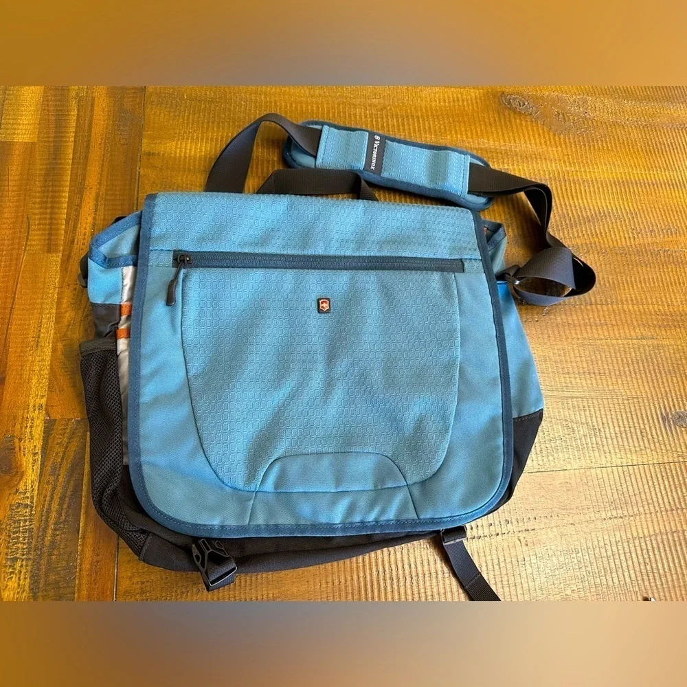 Victorinox messenger bag flap buckles lots of storage laptop book bag like new
